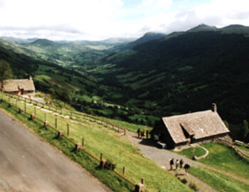 Les trois burons sur la route de Neronne